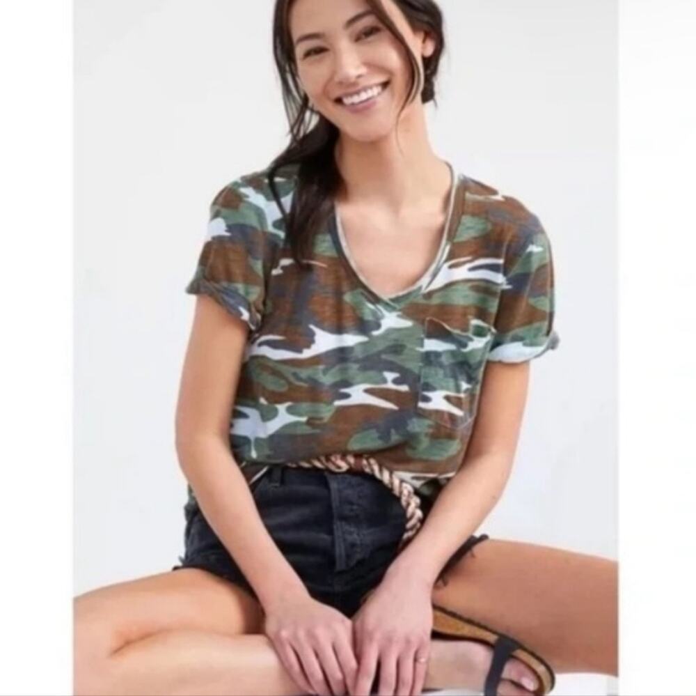Anthropologie T.la Green Camo V-Neck Pocket T-Shirt Top Classic Army Print XS